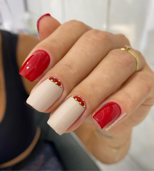 Imagem com unhas grandes vermelhas e brancas