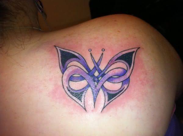 Imagem com tatuagem tribal feminina borboleta celta