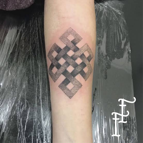 Imagem com tatuagem tribal feminina nó celta infinito