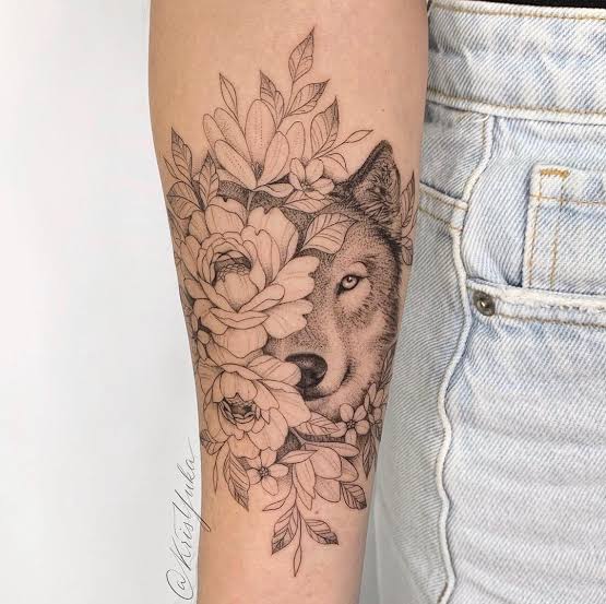 Imagem com tatuagem tribal feminina de lobo