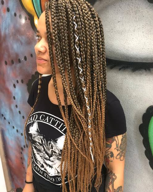 Imagem com box braids com linha de lã