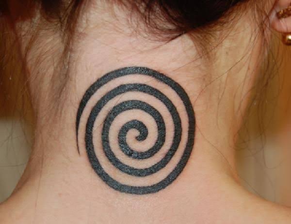 Imagem com tatuagem tribal feminina espiral simples