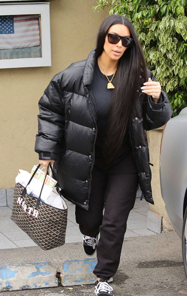 Imagem com Kim Kardashian usando puffer jacket