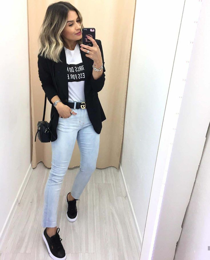 Imagem com look com tênis preto para encontro com os amigos