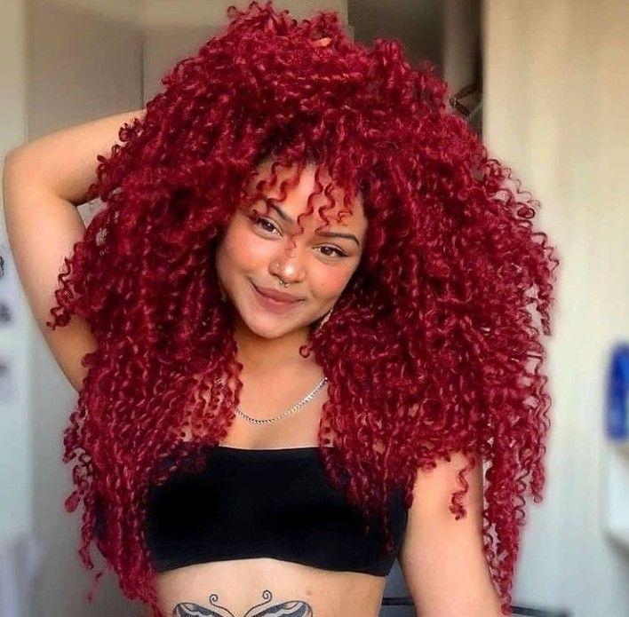 Imagem Com Cabelo Cacheado Pintado De Vermelho Cereja