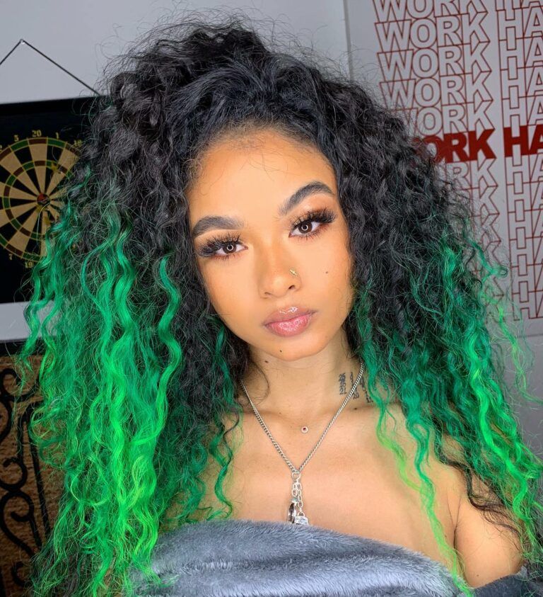 Imagem com cabelo cacheado pintado de verde nas pontas