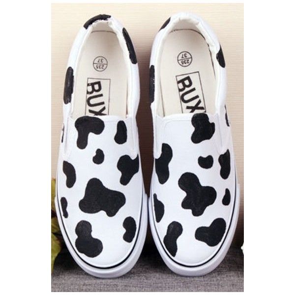 Imagem com sneaker com estampa de vaca