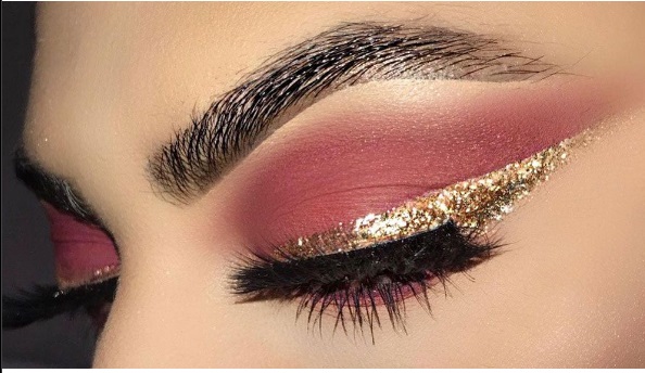 Imagem Com Maquiagem Rosa Com Glitter No Delineado