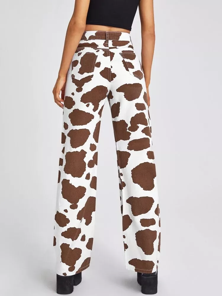 Imagem com calça wide leg com estampa de vaca marrom