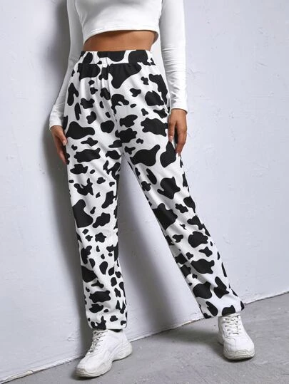 Imagem Com Calça Estampa De Vaca E Cropped Branco Com Manga Longa