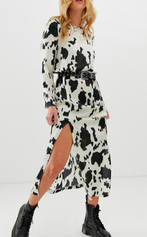 Imagem com vestido midi com estampa d vaca e coturno preto