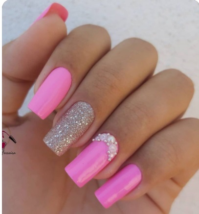 Imagem Com Unhas Com Esmalte Rosa Claro Com Pedraria