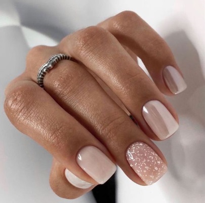 Imagem com unhas com esmalte rosa claro cintilante