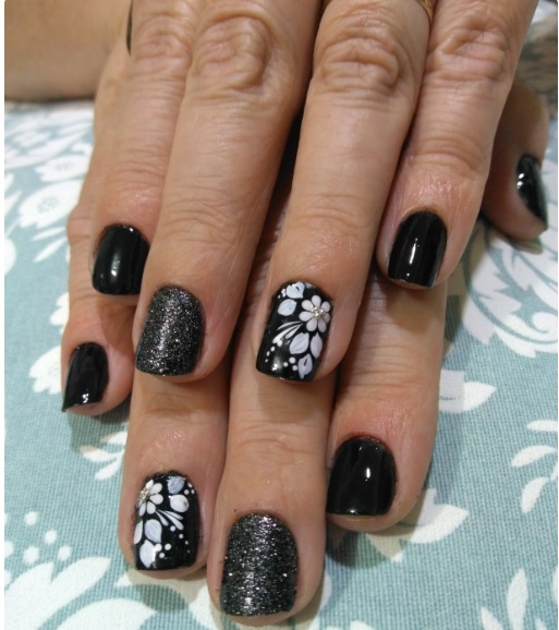 Imagem Com Unhas Com Temas Florais, Um Dos Favoritos Do Público Feminino