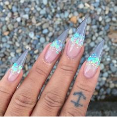 Imagem com unhas de sereia transparentes com glitter 