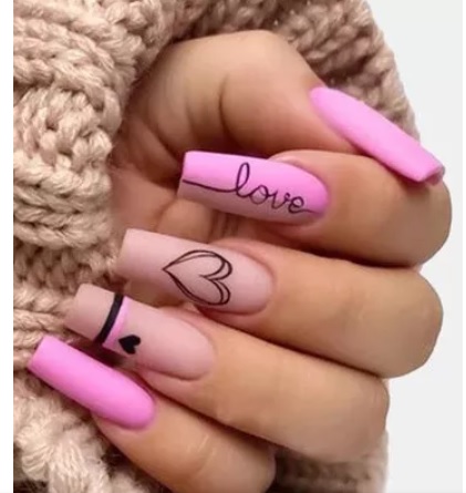 Imagem com unhas com esmalte rosa claro com adesivos