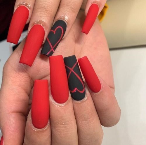 Imagem com Unhas Vermelho com Preto Coloridas com formato de coração