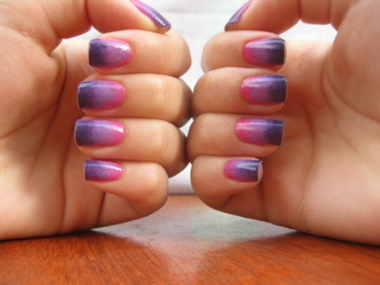 Imagem com unhas ombré roxo, lilás e rosa