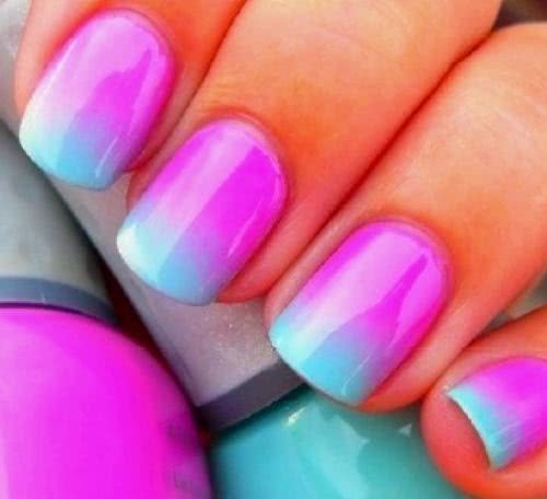 Imagem com unhas ombré azul com rosa