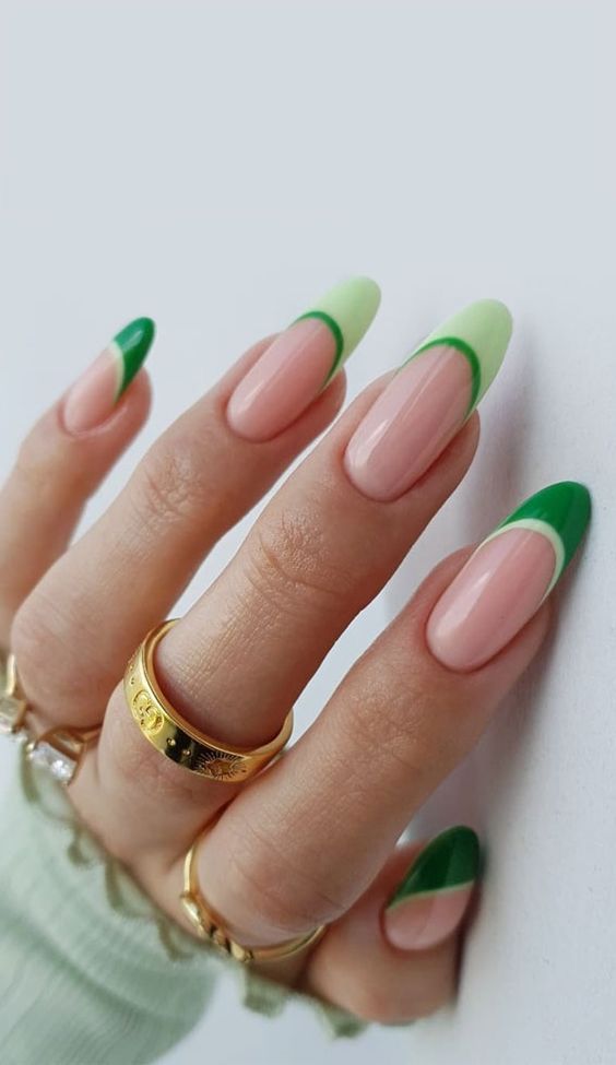 Imagem Com Unhas Almond Decoradas Com Francesinha Dupla Verde Claro E Verde Escuro