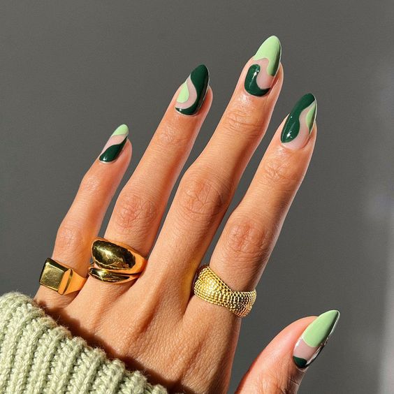 Imagem Com Unhas Almond Decoradas Com Tons De Verde