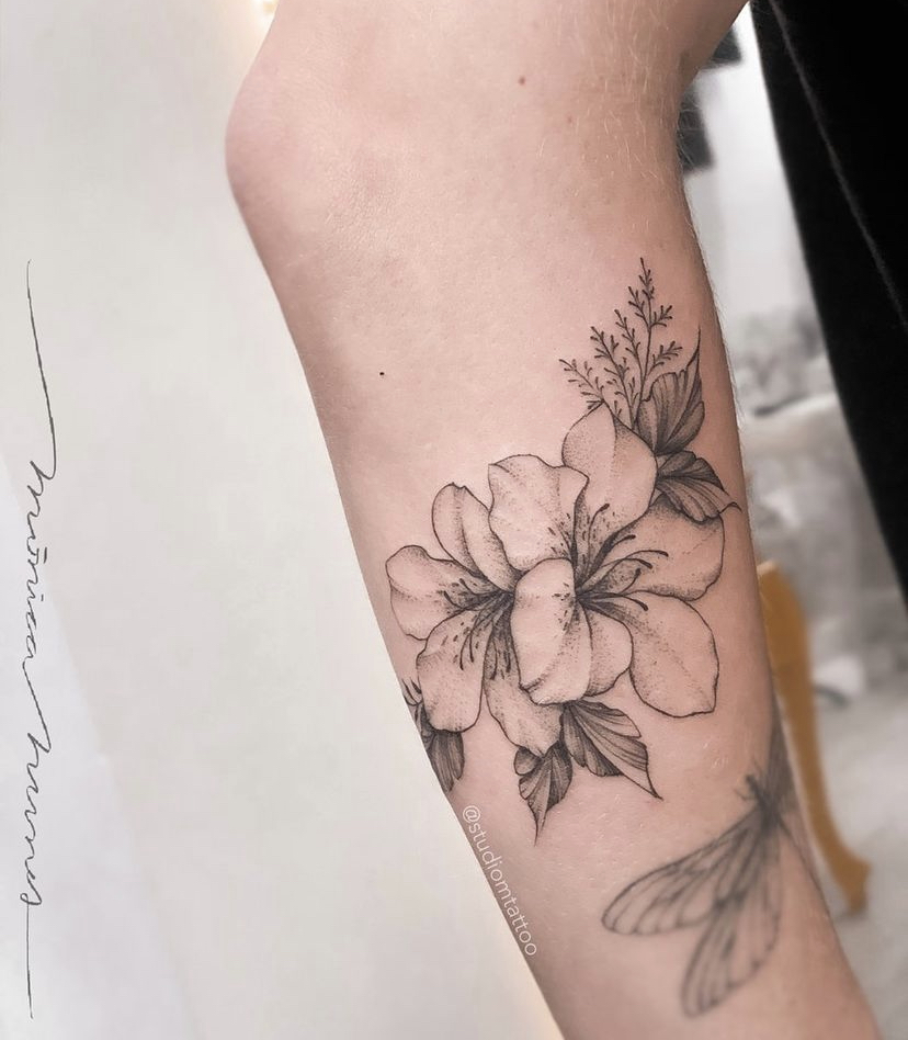 Imagem Com Tatuagem De Azaleias Na Perna