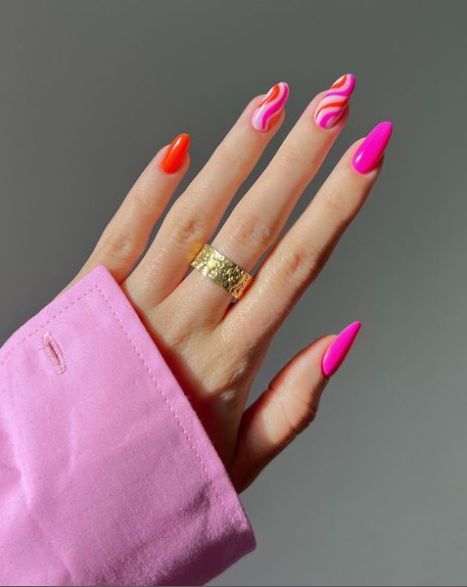 Imagem Com Unhas Almond Decoradas Com Laranja, Rosa E Estampa Colorida