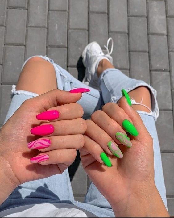 Imagem Com Unhas Almond Decoradas Com Rosa Neon E Estampa Em Uma Mão E Verde Neon Em Outra