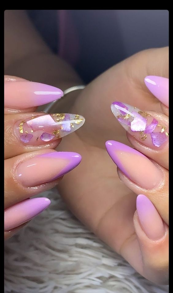 Imagem Com Unhas Almond Decoradas Com Francesinha Lilás E Encapsulada 