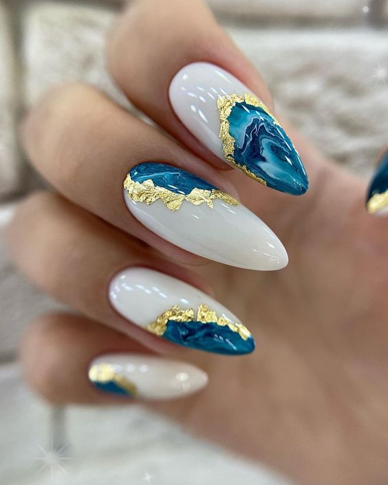 Imagem Com Unhas Almond Decoradas Brancas Com Detalhes Marmorizados Azuis E Dourados