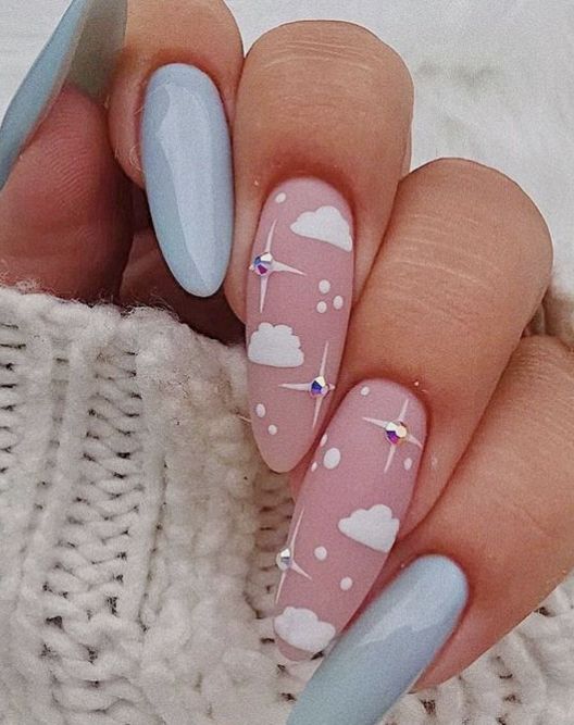 Unhas Encapsuladas Delicadas Coloridas Com Nuvens E Estrelas Imagem Com Unhas Encapsuladas Delicadas Coloridas Com Nuvens E Estrelas