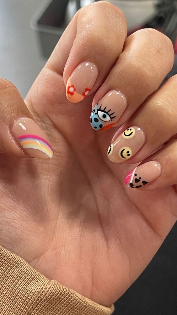 Unhas Encapsuladas Delicadas Com Nail Art Abstrata De Flores, Arco-Íris, Smiley Face E Olho Imagem Com Unhas Encapsuladas Delicadas Com Nail Art Abstrata De Flores, Arco-Íris, Smiley Face E Olho