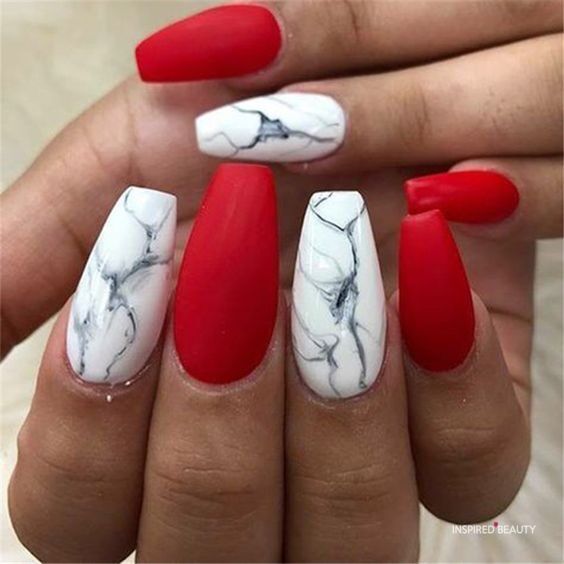 Imagem com Unhas Vermelho com Preto com desenhos de padronagens marmorizada