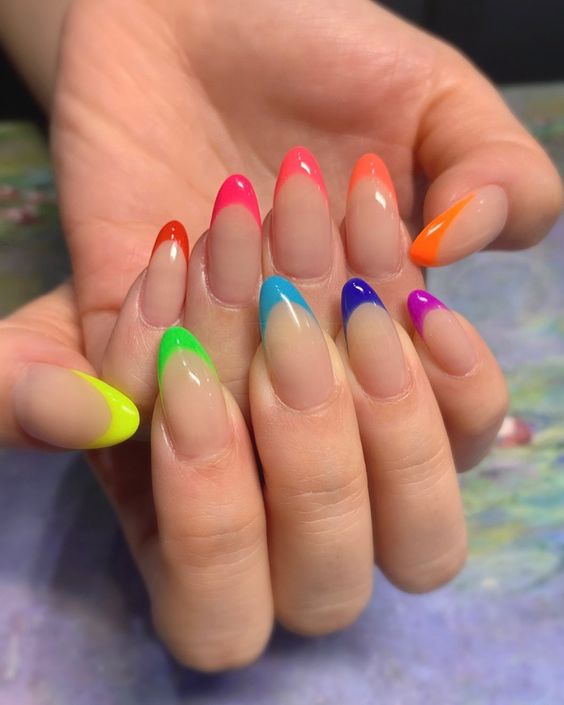 Imagem Com Nail Art Utilizando Uma Combinação De Esmaltes Nude E Neon