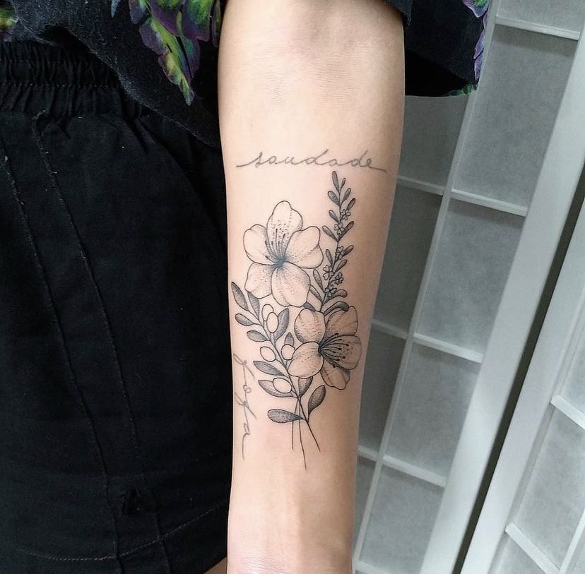 Imagem com tatuagem de azaleias no braço