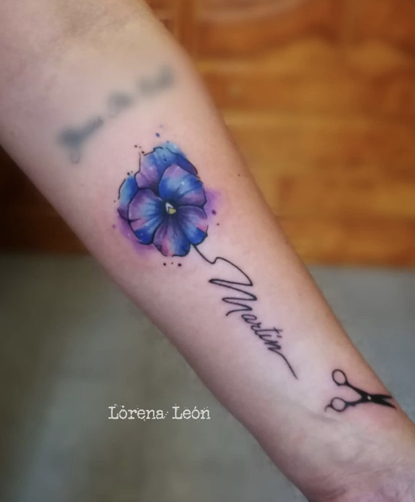 Imagem com tatuagem de violeta