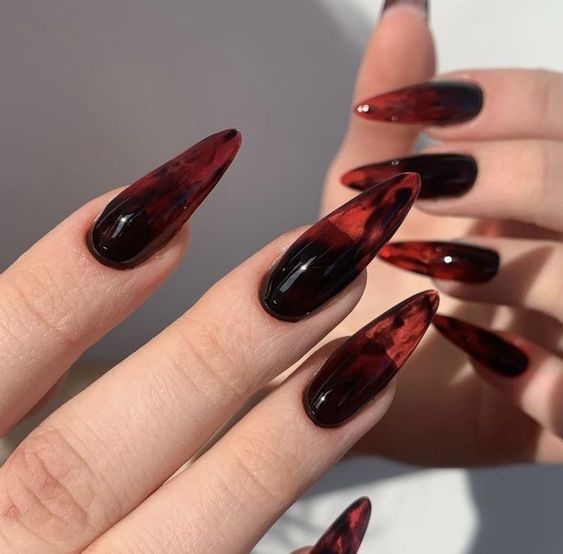 Imagem com Unhas Vermelho com Preto marmorizadas