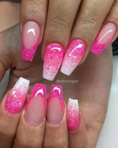 Imagem com unhas ombré rosa, branco e glitter