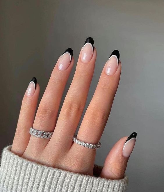 Imagem com Unhas almond decoradas com francesinha dupla preta e branca