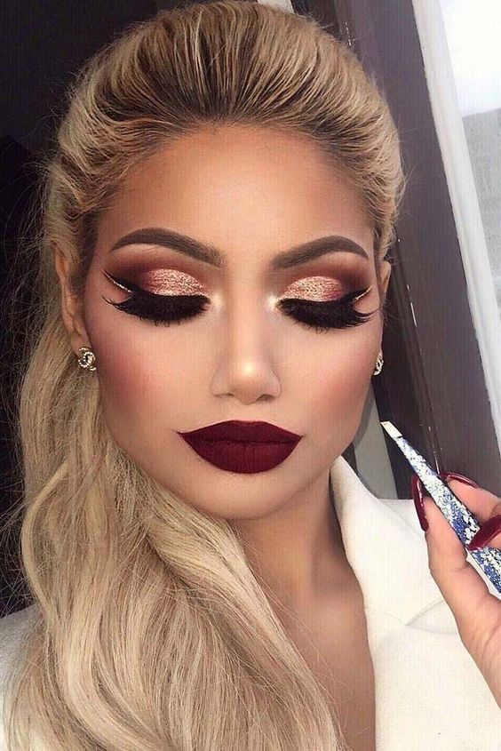 Imagem com maquiagem para formatura com olhos cut crease com glitter, cílios postiços e batom vermelho