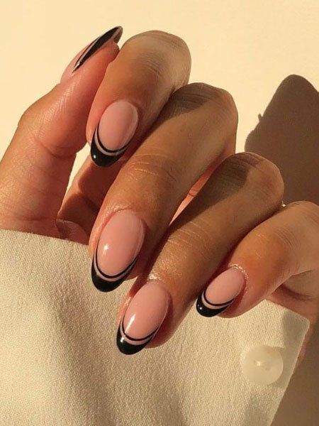 Imagem com Unhas almond decoradas com francesinha dupla preta