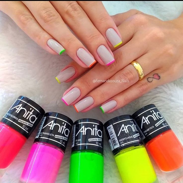 Imagem com esmaltes neon