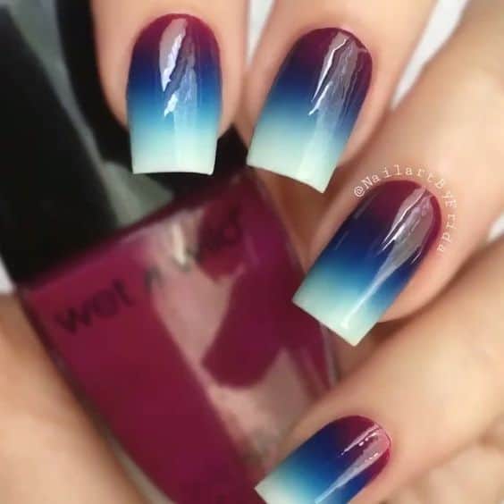 Imagem Com Unhas Ombré Vinho, Azul Escuro E Branco