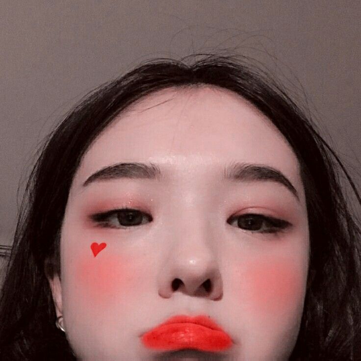 Imagem com blush marcado na maquiagem coreana