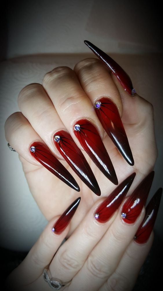 Imagem Com Unhas Vermelho Com Preto Decoradas Com Acessórios