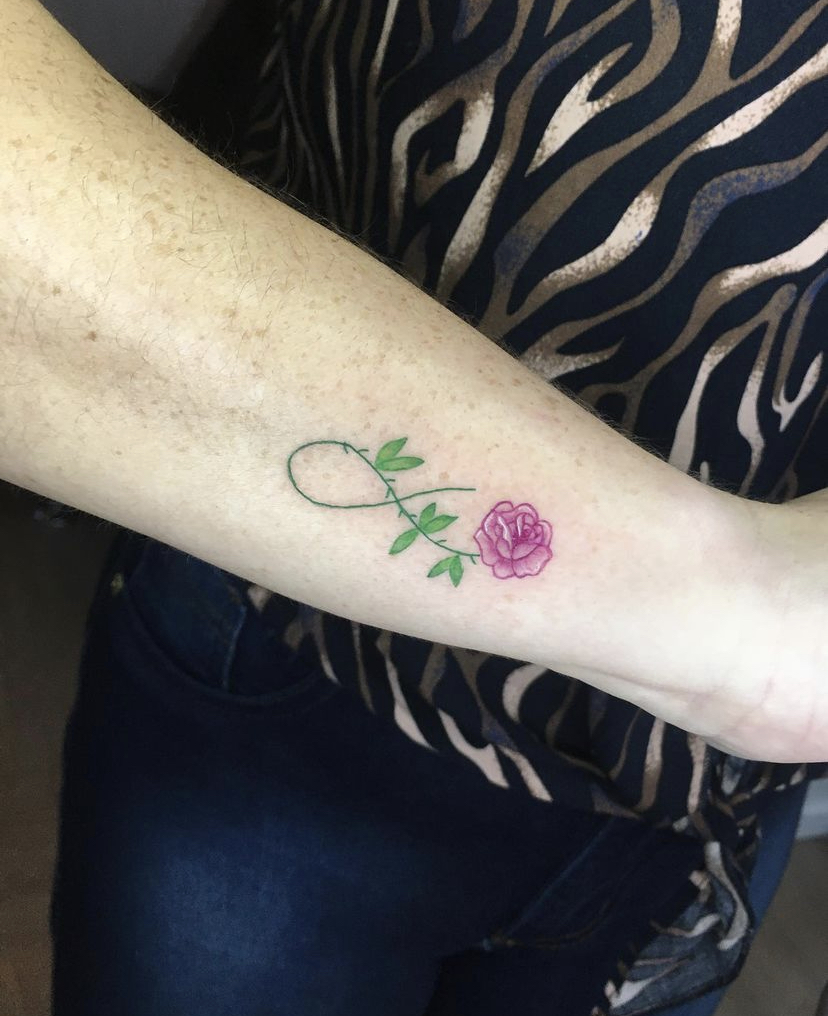 Imagem Com Tatuagem Delicada No Pulso De Rosa