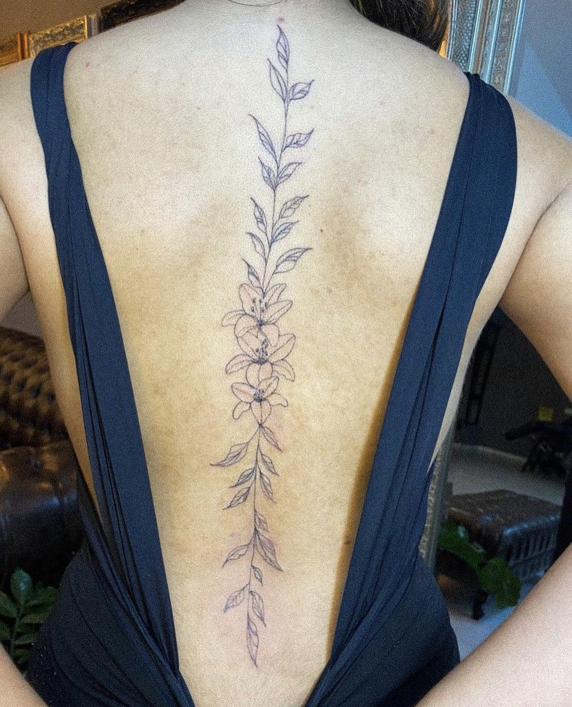 Imagem Com Tatuagem De Flor Nas Costas Com Folhas