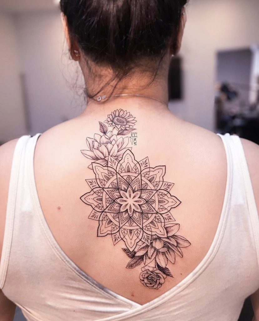Imagem com tatuagem de flor nas costas: mandala