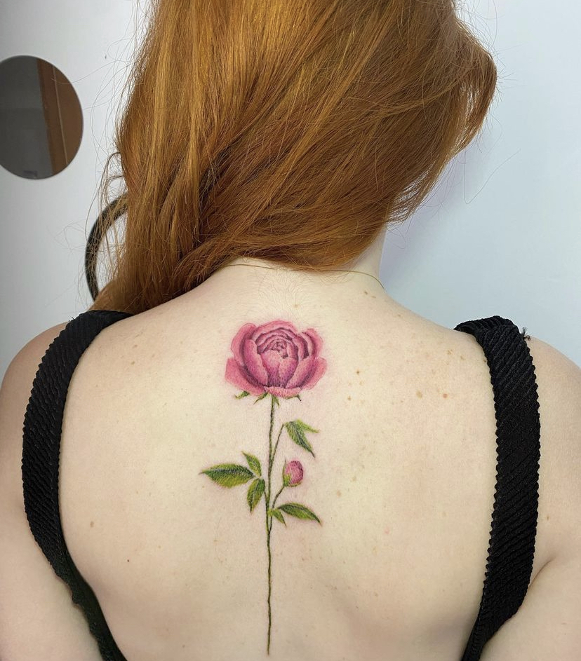 Imagem Com Tatuagem De Peônia Na Perna Nas Costas