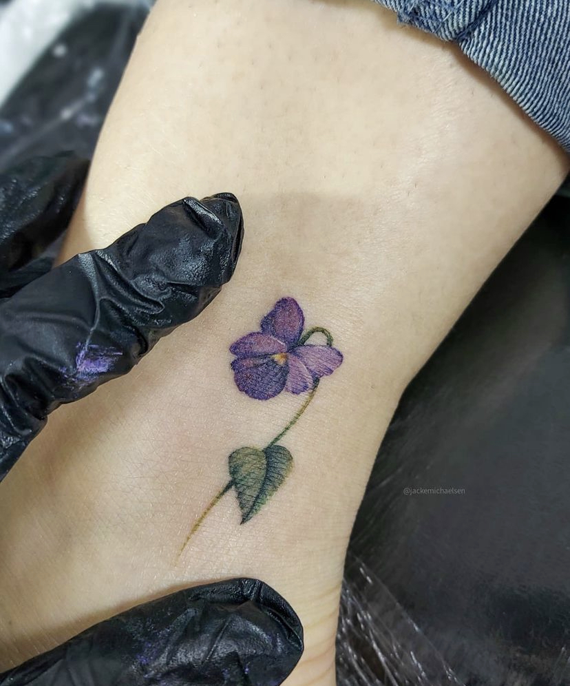 Imagem com tatuagem de violeta delicada